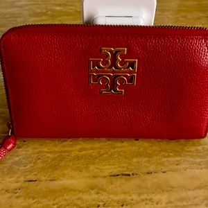 Tory Burch continental wallet. 12 cards compartments along with coin zip.